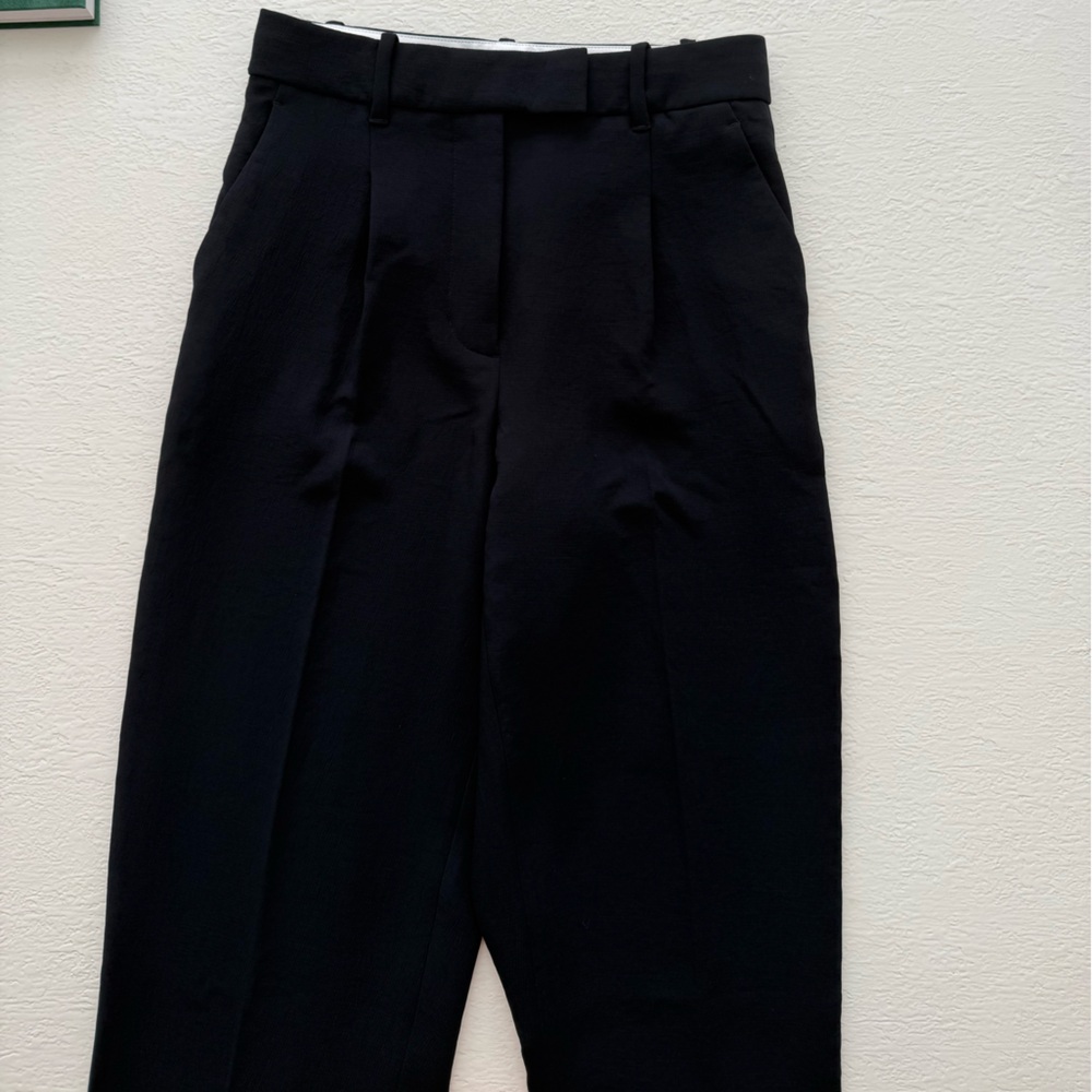 Aritzia Wilfred Carrot Pants in Black size 4